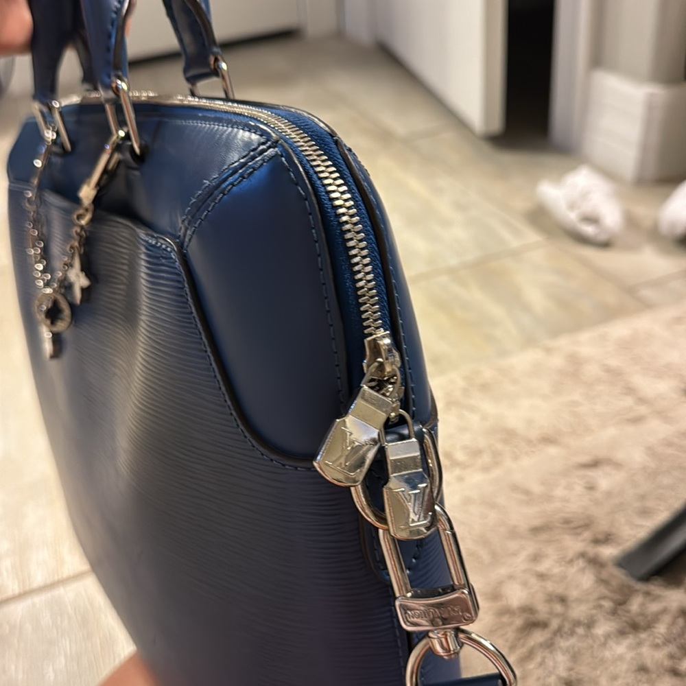 Louis Vuitton Toledo Blue Epi Oliver - Picture 9 of 12